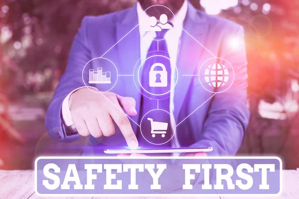 Schrijf notitie met veiligheid eerst. Business Photo presentatie gebruikt om te zeggen dat het belangrijkste ding is om veilig te zijn. — Stockfoto