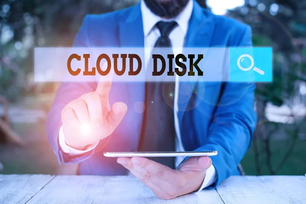 Nota de escrita mostrando Cloud Disk. Foto de negócios exibindo serviço de base web que fornece espaço de armazenamento em um servidor remoto . — Fotografia de Stock