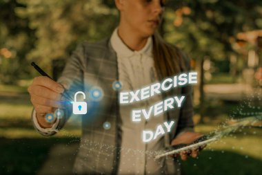 Her Gün Egzersiz gösteren not yazma. İş fotoğraf formda ve sağlıklı almak için enerjik hareket vücut vitrine.