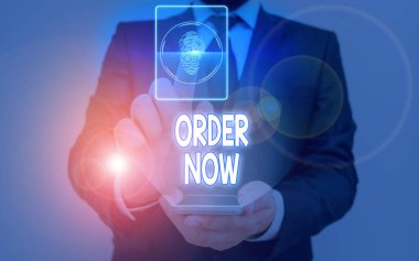 Order Now 'ı gösteren bir not yazıyorum. İş fotoğrafı gösterimi, bir şahıs tarafından satış talebi doğrulandı..