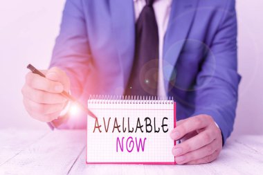 Şimdi kullanılabilir durumda olan el yazısı metinleri. Kavram, şu anda elde edilebilir ya da kullanılabilir olduğu anlamına gelir. Önünde kopyalama alanı olan boş bir kağıt tutar..