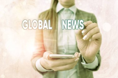 Global News 'u gösteren mesaj işareti. Kavramsal fotoğraf dünyası son zamanlardaki veya önemli olaylar hakkında dikkate değer bilgiler.
