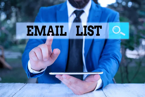 E- posta Listesini gösteren not yazılıyor. Birçok internet kullanıcısına bilgi dağılımını gösteren iş fotoğrafı. — Stok fotoğraf