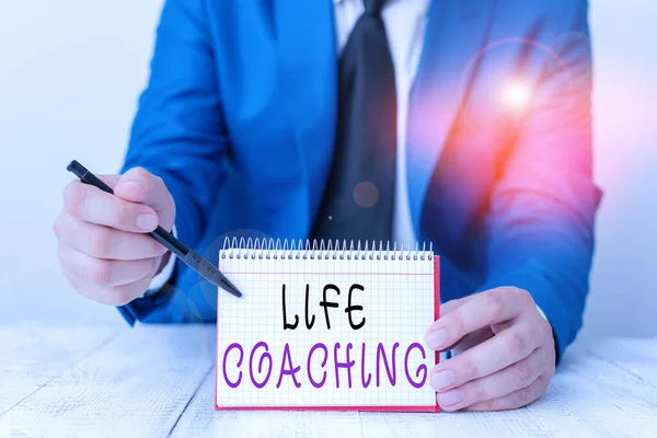 Χειρόγραφο κείμενο που γράφει Life Coaching. Έννοια σημαίνει επίδειξη που χρησιμοποιείται για να βοηθήσει στην επίτευξη των στόχων τους στην καριέρα Man κατέχει άδειο χαρτί με αντίγραφο χώρο μπροστά του Διάστημα. — Φωτογραφία Αρχείου