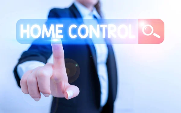 Texto de caligrafía Home Control. Concepto significado proporciona a los propietarios seguridad comodidad y eficiencia energética . — Foto de Stock