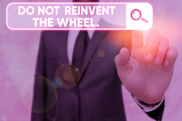 Scrivere una nota che mostra Non reinventare la ruota. Business photo showcase smettere di duplicare un metodo di base precedentemente fatto . — Foto Stock