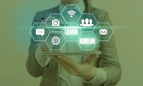 Escribir nota mostrando Aprender Coreano. Exhibición de fotos de negocios obtener conocimiento o habilidad para hablar y escribir coreano . — Foto de Stock