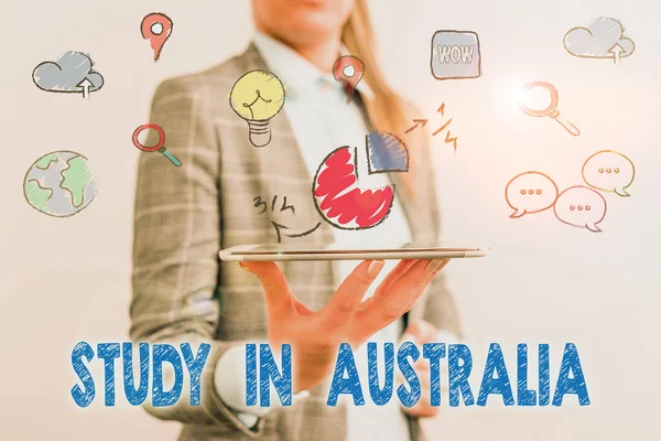 Woord schrijf tekst studie in Australië. Bedrijfsconcept voor het in het buitenland te gaan bestelling voltooi je studie. — Stockfoto