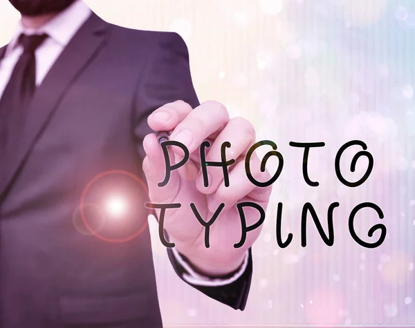 Sinal de texto mostrando Photo Typing. Bloco de impressão de foto metal conceitual usado para reproduzir uma fotografia na impressão . — Fotografia de Stock