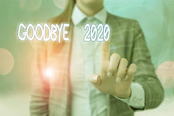 Написання тексту "Доброго вечора 2020 року". Концепція, що означає висловлювати добрі побажання при розлученні або в кінці минулого року . — стокове фото
