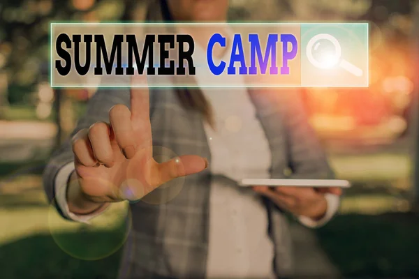 Textovka ukazující letní tábor. Koncepční foto dozorovaný program pro děti prováděný v létě. — Stock fotografie