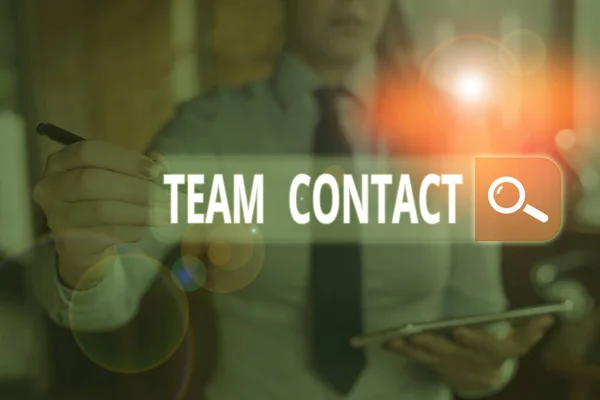 Schreibnotiz, die den Kontakt zum Team zeigt. Geschäftsfoto, das die Interaktion der Einzelpersonen in einem Team oder einer Gruppe zeigt. — Stockfoto
