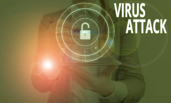 Escribiendo nota mostrando Virus Attack. Foto comercial mostrando programa malicioso que realiza acciones no autorizadas por el usuario . — Foto de Stock