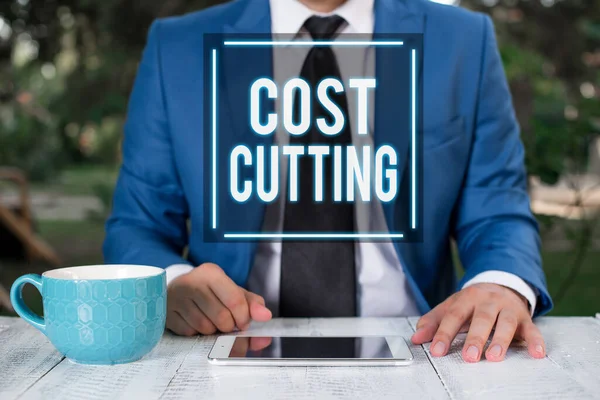 写上削减成本的字条。商务照片，用手指在面前展示为减少服务企业人员的花费而采取的行动. — 图库照片