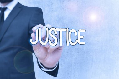 Adaleti gösteren bir not yazıyorum. Çelişkili iddiaların ya da görevlerin tarafsız şekilde ayarlanmasını gösteren iş fotoğrafı.