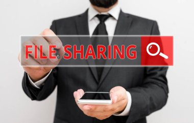 Dosya Paylaşımını gösteren kavramsal el yazısı. İş fotoğrafı metni dosyaları bir ağ üzerinden bir bilgisayardan diğerine gönderir.