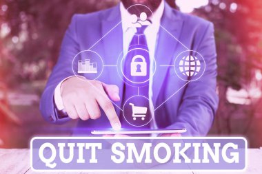 Sigarayı bıraktığını gösteren bir not yazıyorum. Tütün içmeyi veya sigarayı bırakmayı gösteren iş fotoğrafı gösterimi.