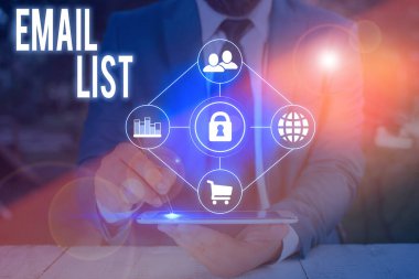 E- posta Listesini gösteren metin işareti. Birçok internet kullanıcısına yaygın bilgi dağılımı kavramsal fotoğraf.