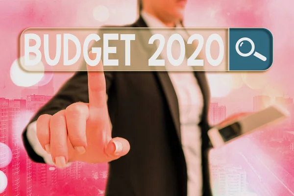 Schreibnotiz mit Haushaltsplan 2020. Geschäftsfoto mit Schätzung der Einnahmen und Ausgaben für nächstes oder aktuelles Jahr. — Stockfoto