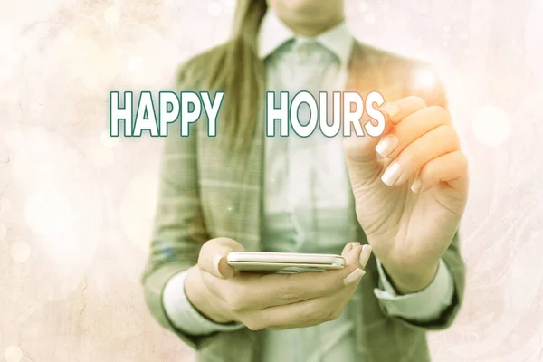 Znak tekstowy pokazujący Happy Hours. Koncepcyjne zdjęcie, gdy napoje są sprzedawane po obniżonych cenach w barze lub restauracji. — Zdjęcie stockowe