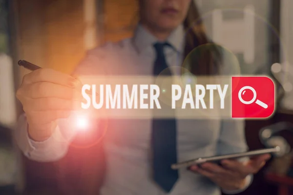 Schrijfbriefje met Summer Party. Zakelijke foto presentatie sociale bijeenkomst gehouden tijdens het zomerseizoen of schoolvakanties. — Stockfoto