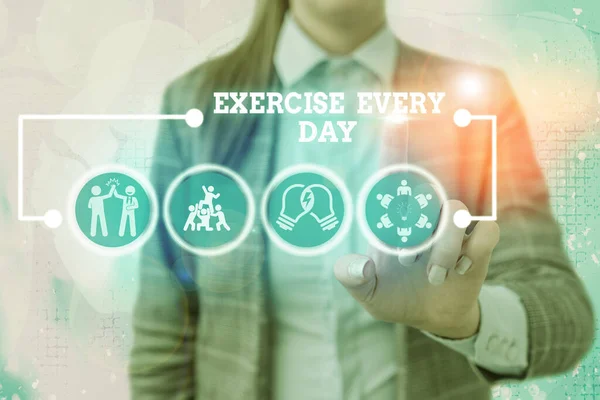 Her Gün Egzersiz gösteren not yazma. İş fotoğraf formda ve sağlıklı almak için enerjik hareket vücut vitrine. — Stok fotoğraf