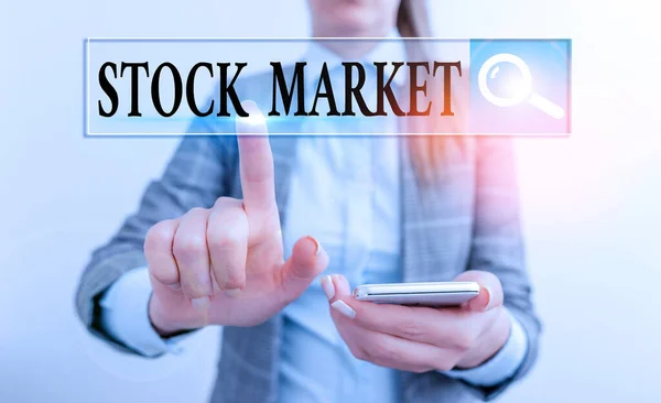 Nota de escrita mostrando o mercado de ações. Foto de negócios mostrando comerciantes comprar e vender ações de empresas em uma bolsa pública . — Fotografia de Stock