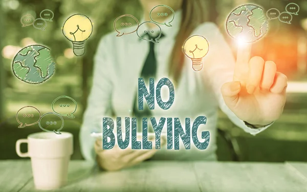A escrever um bilhete a mostrar que não há bullying. Foto de negócios mostrando parar o comportamento agressivo entre as crianças desequilíbrio de poder . — Fotografia de Stock
