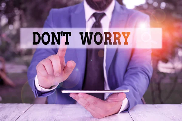 Escribiendo una nota mostrando "No te preocupes". Exhibición de fotos de negocios solía decir para tratar de hacer a alguien menos nervioso o molesto . —  Fotos de Stock