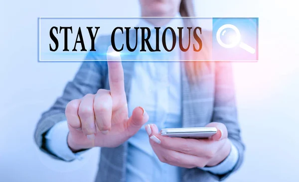 Piszę notatkę z Stay Curious. Biznesowe zdjęcie pokazujące uwagę poprzez bycie niewytłumaczalnym lub wysoce niezwykłym. — Zdjęcie stockowe