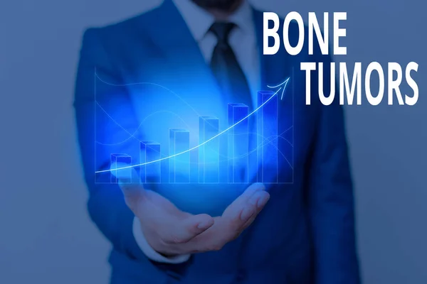 Escritura manual conceptual que muestra tumores óseos. La exposición de fotos de negocios puede ser benigna o maligna crecimientos que se encuentran en el hueso . — Foto de Stock