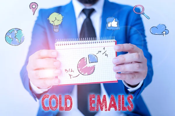 Woord dat tekst schrijft Cold Emails. Bedrijfsconcept voor ongevraagde e-mail verzonden naar een ontvanger zonder voorafgaand contact. — Stockfoto