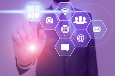 Şimdi Yap'ı gösteren metin işareti. Kavramsal fotoğraf tereddüt etmeyin ve hemen çalışmaya veya şeyler yapmaya başlayın.