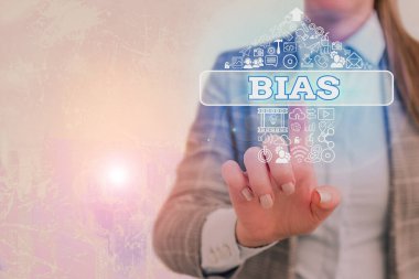 Bias'ı gösteren bir not yazıyorum. Bir gösterici grubuna karşı eğim veya önyargı gösteren iş fotoğrafı.