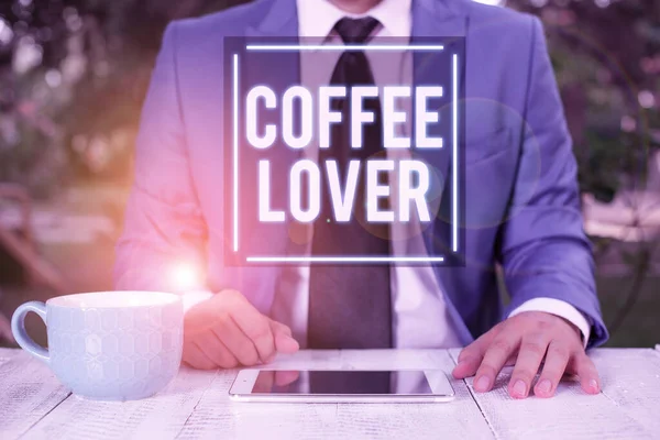 Píšu dopis ukazující miláčka kávy. Obchodní fotografie ukazuje demonstrující, kdo miluje nebo má rád pití kávy Podnikatel s ukazováčkem před sebou. — Stock fotografie