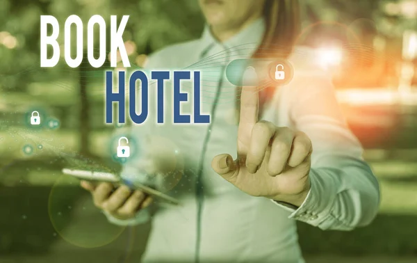 Word Γράφοντας κείμενο Book Hotel. Επιχειρηματική ιδέα για μια ρύθμιση που κάνετε για να έχετε ένα δωμάτιο ξενοδοχείου ή διαμονή. — Φωτογραφία Αρχείου