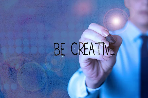 Wortschreibtext kreativ sein. Geschäftskonzept für die Einbeziehung der Fantasie, um etwas zu schaffen. — Stockfoto