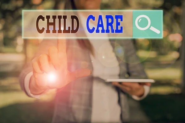 Signo de texto que muestra cuidado infantil. La foto conceptual el cuidado de los niños especialmente como el servicio, mientras que los padres en el trabajo . — Foto de Stock