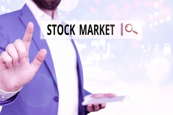 Tekst schrijven Stock Market. Bedrijfsconcept voor handelaren kopen en verkopen aandelen van bedrijven op een openbare beurs. — Stockfoto