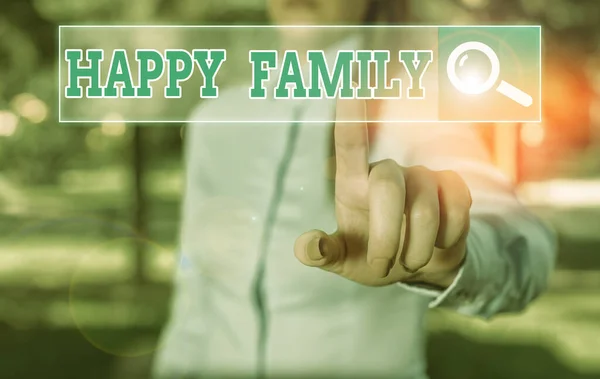 Sinal de texto mostrando família feliz. Foto conceitual membros da família ficar juntos passar tempo de qualidade . — Fotografia de Stock