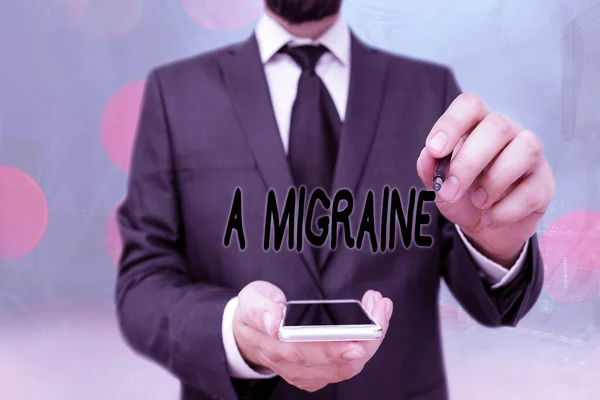 Texto manuscrito Una migraña. Concepto que significa dolor de cabeza pulsátil recurrente que afecta un lado de la cabeza . — Foto de Stock