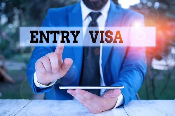 入国ビザを示すメモを書く。国籍を持たない国への入国許可証を示すビジネス写真. — ストック写真