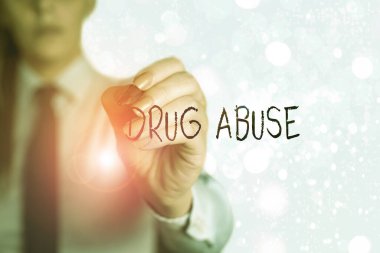 Kelime yazma, uyuşturucu bağımlılığı. Bağımlılık yapıcı veya yasadışı kimyasal maddelerin alışkanlık haline getirilmesi konsepti.