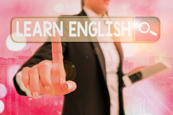 英語を学ぶを示すメモを書く。勉強で新しい言語の知識を身につけるビジネス写真. — ストック写真
