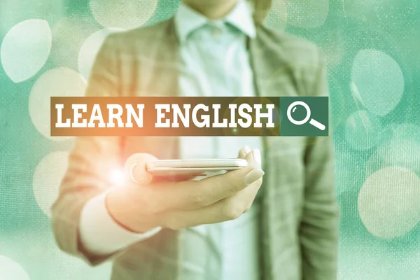 영어를 배우는 것을 보여 주는 개념적 손 글씨. 사업 사진을 보여 주는 사업 사진 연구를 통해 새로운 언어 지식을 얻는다. — 스톡 사진