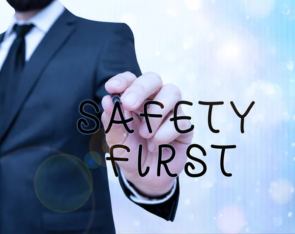 Signo de texto que muestra seguridad primero. Foto conceptual solía decir que lo más importante es estar seguro . —  Fotos de Stock