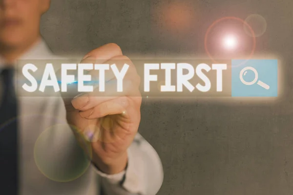 Conceptueel handschrift dat veiligheid voorop laat zien. Business Photo presentatie gebruikt om te zeggen dat het belangrijkste ding is om veilig te zijn. — Stockfoto