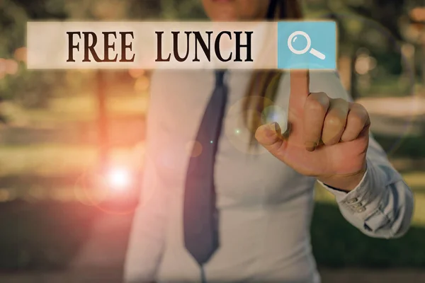 Escribiendo una nota que muestra el almuerzo gratis. Foto de negocios mostrando algo que usted consigue libre que por lo general tiene que trabajar o pagar . — Foto de Stock