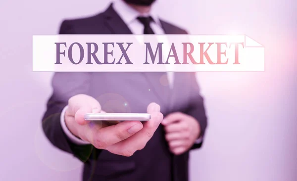 Sinal de texto mostrando mercado Forex. Mercado de fotos conceitual que define a taxa de câmbio das moedas globais O desgaste humano masculino terno de trabalho formal mantém o smartphone hi tech inteligente use uma mão . — Fotografia de Stock