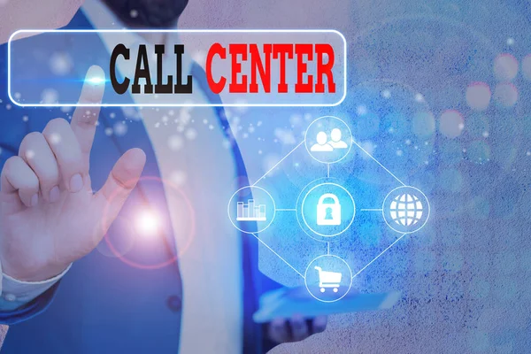 A escrever um bilhete a mostrar o Call Center. Foto de negócios mostrando um escritório no qual um grande número de chamadas telefônicas são tratadas . — Fotografia de Stock